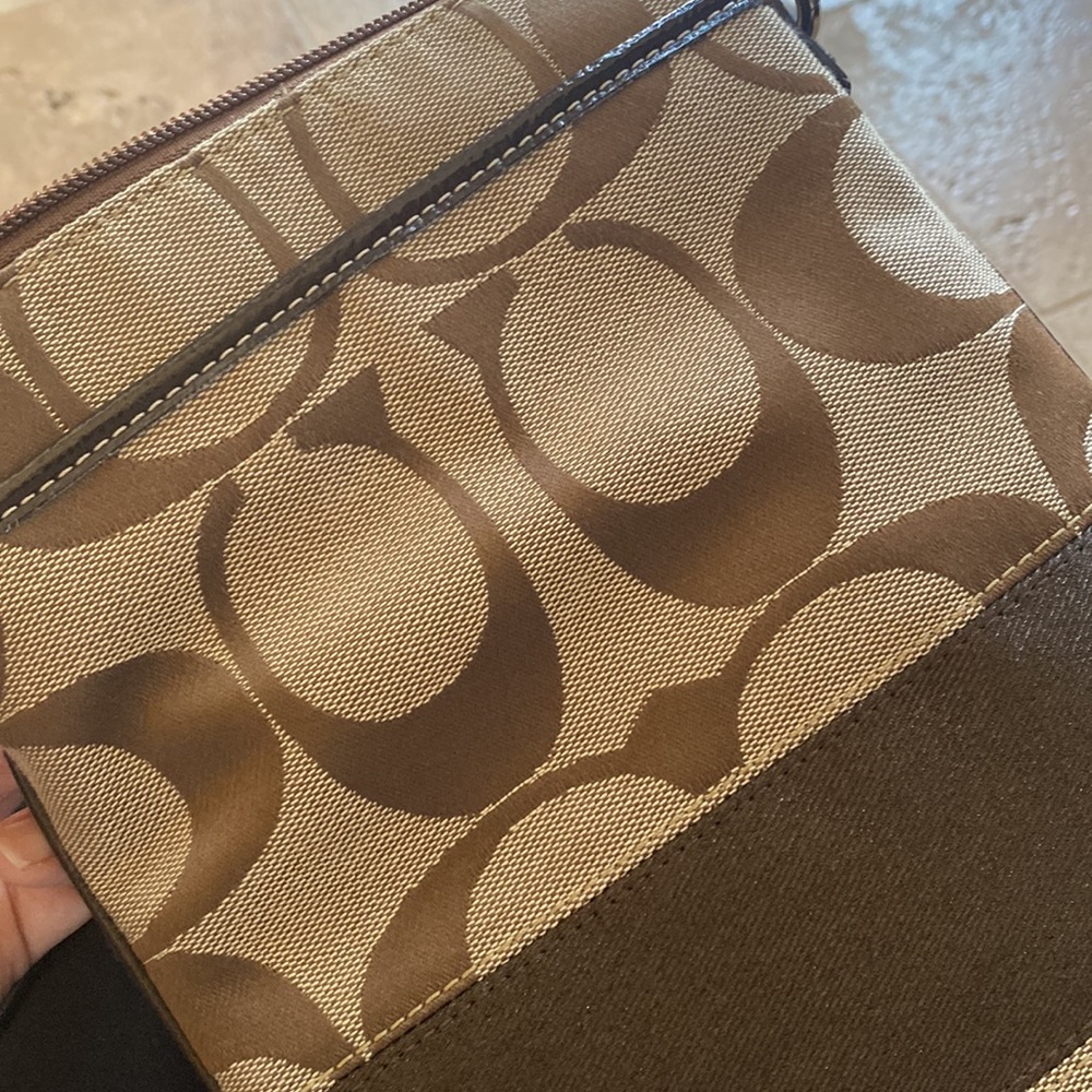 Coach (authentic) crossbody travel bag - Picture 2 of 7